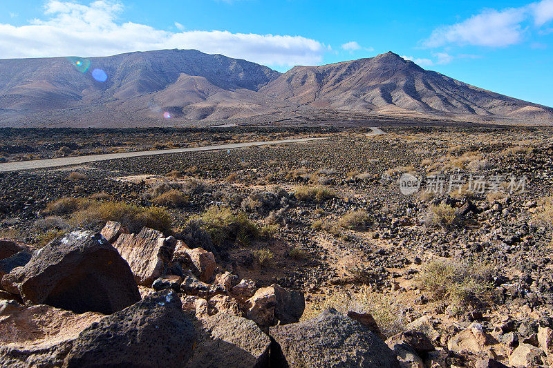 Pozo Negro creek, stone wall和Loma de la Atalayita, Fuerteventura